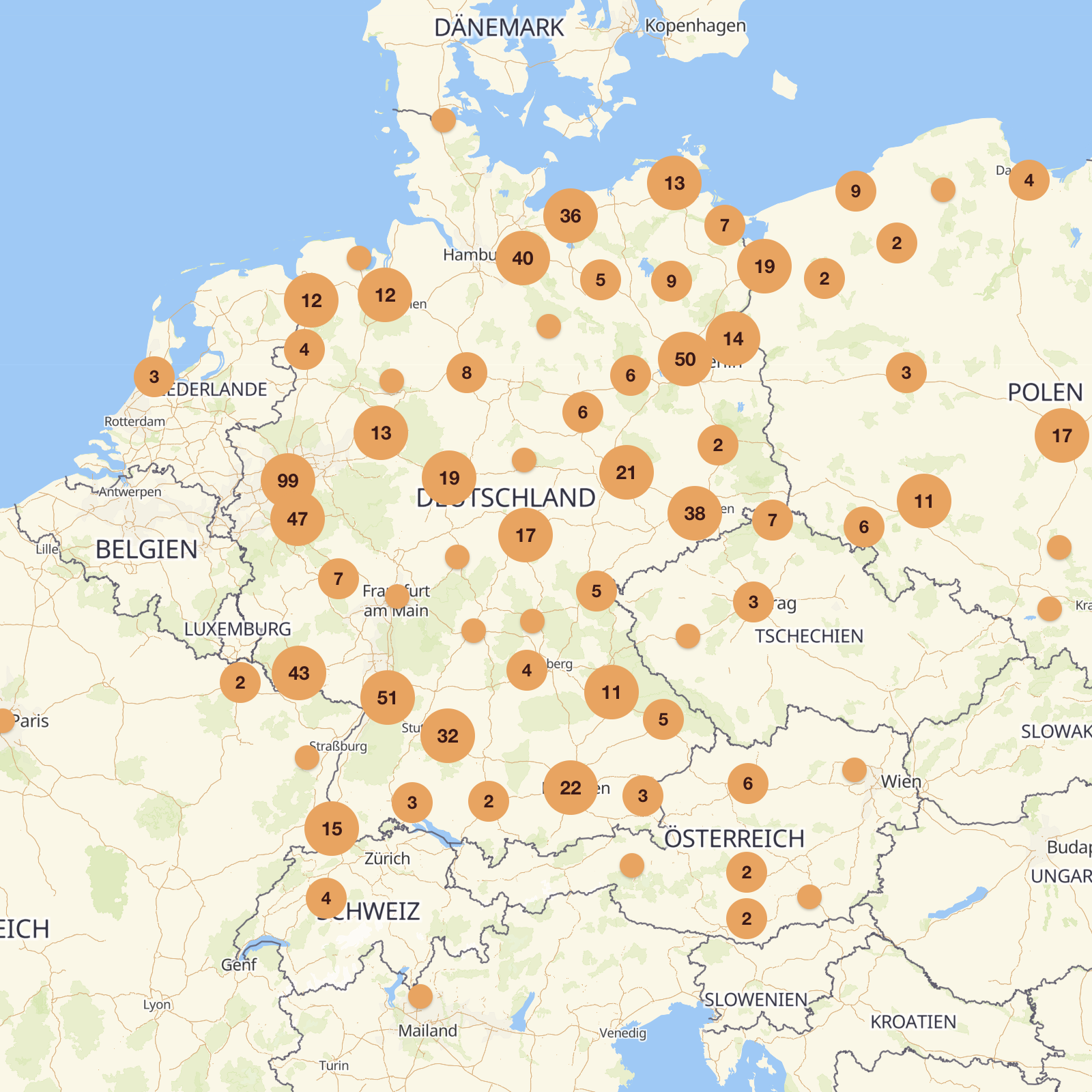 Karte Mitteleuropas mit orangefarbenen Markierungen der Verfolgungs-, Widerstands- und Gedenkorte