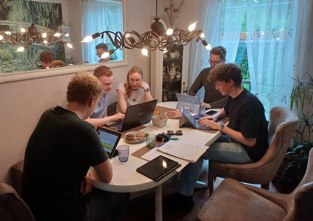 Projektgruppe Hamburg bei der Recherche an einem Tisch