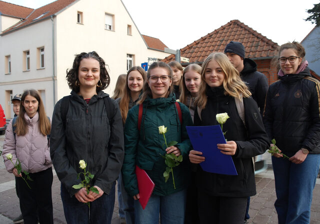 Schülerinnen und Schüler der AG Kriegsgräber in Rövershagen