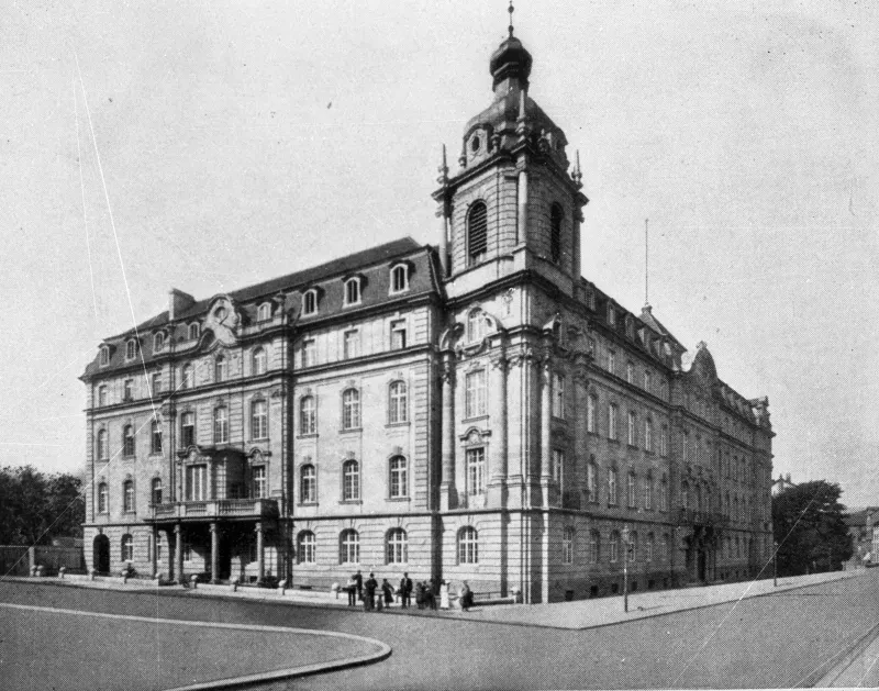 Ein großes Haus aus den 1930er Jahren in Kassel, Königstor 31. Das imposante Gebäude mit einem Turm an der Straßenecke diente der Gestapo als Zentrale.