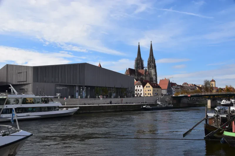 Hinter der Donau ist das Museum für Bayerischen Geschichte zu sehen.