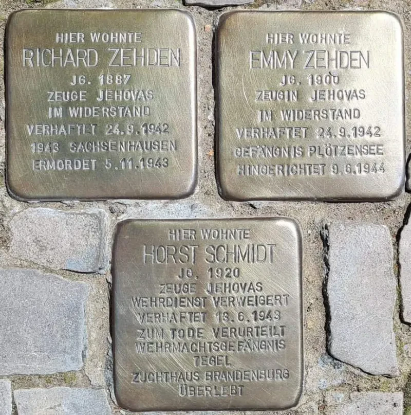 Drei Stolpersteine für Emmy und Richard Zehden sowie Horst Schmidt.