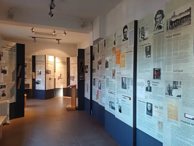 Blick in die Ausstellung der Gedenkstätte Fuhlsbüttel: Rechts, links und geradeaus sind Ausstellungstafeln zu sehen.