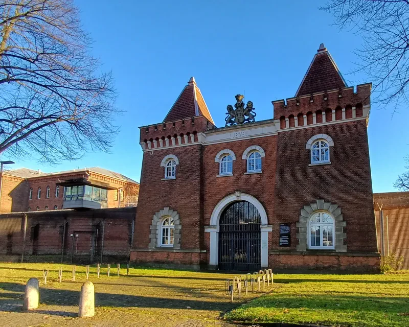 Das Torhaus der Strafanstalten Fuhlsbüttel, im Hintergrund sind Teile des Gefängnisses zu sehen.