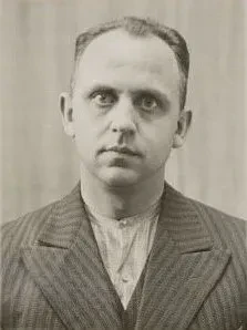 Profilfoto eines jungen Mannes im Jacket, der in die Polizeikamera schaut.