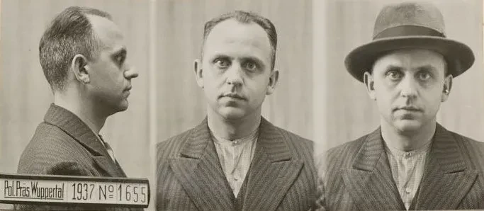 Drei Polizeifotos zeigen einen Häftling noch im Anzug einmal von der rechten Seite und zweimal von vorn, davon einmal mit Hut.