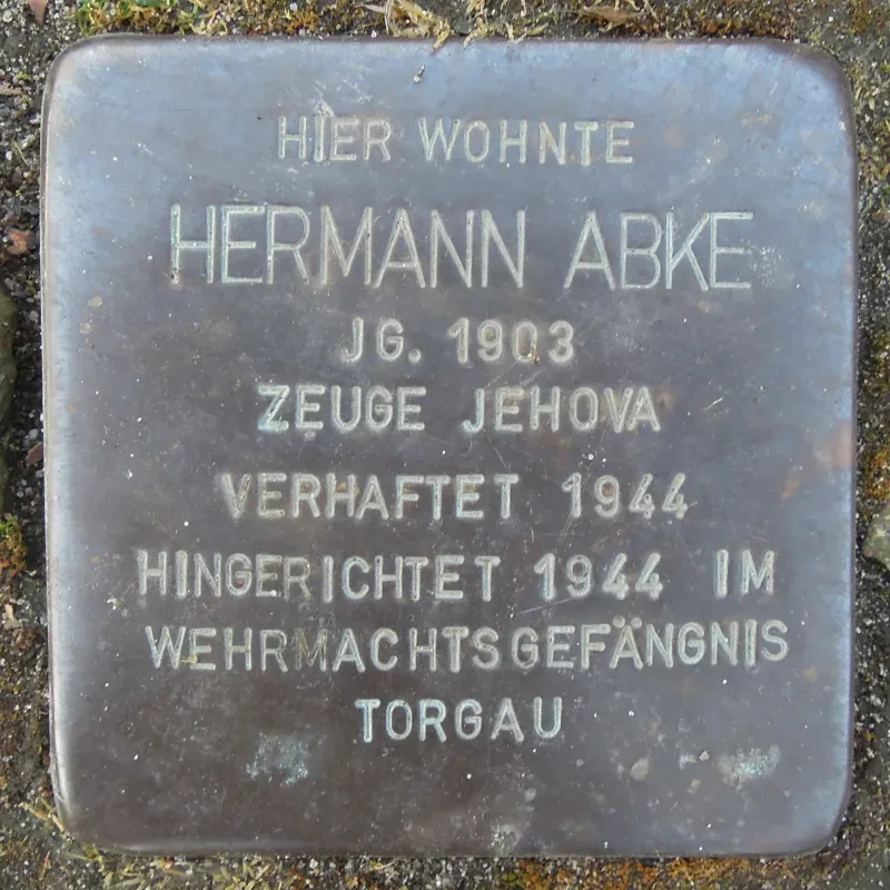 Stolperstein mit der Aufschrift: "Hier wohnte Hermann Abke Jg. 1903 Zeuge Jehova Verhaftet 1944 Hingerichtet 1944 im Wehrmachtsgefängnis Torgau"