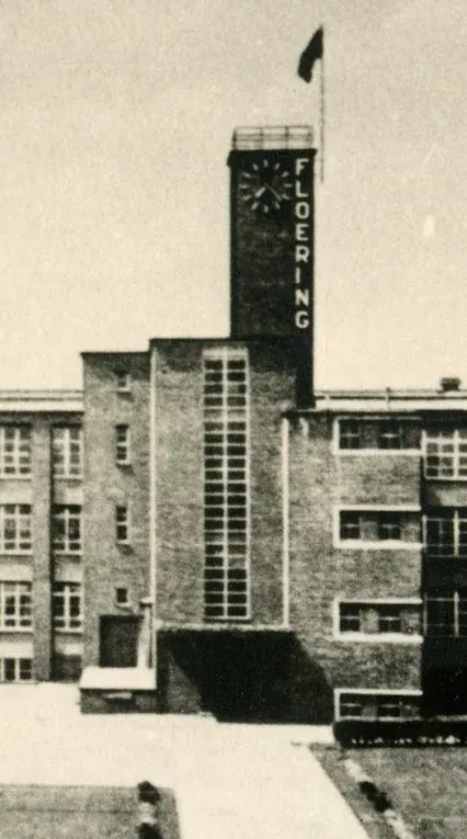 Uhrenturm einer Schuhfabrik mit dem Schriftzug "Flöring".