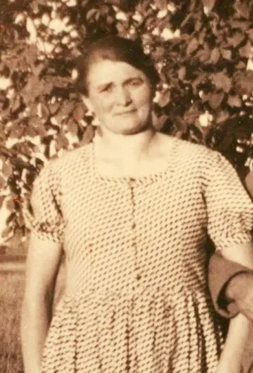 Eine Frau blickt in die Kamera. Bildausschnitt.