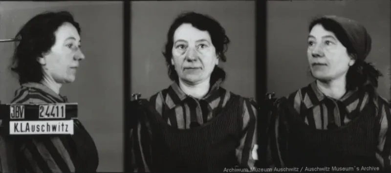 Eine Frau wird zunächst seitlich von rechts, dann von vorn und schließlich im Halbprofil mit Kopftuch aufgenommen. Auf dem ersten Bild ist der Schriftzug IBV, KL Auschwitz und die Häftlingsnummer zu sehen.