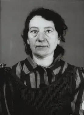 Profilfoto einer Frau in gestreifter Häftlingskleidung