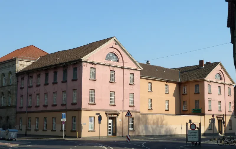 Ein mehrstöckiges Gebäude mit vergitterten Fenstern.