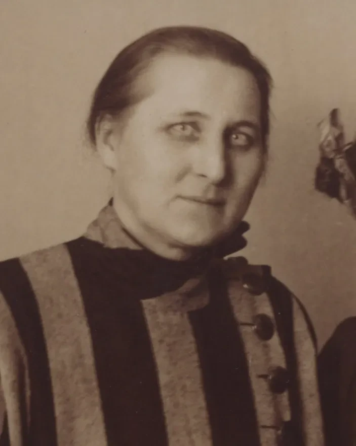 Eine Frau blickt in die Kamera.