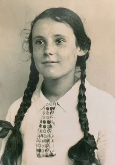Portrait eines Mädchens mit zwei langen Zöpfen.
