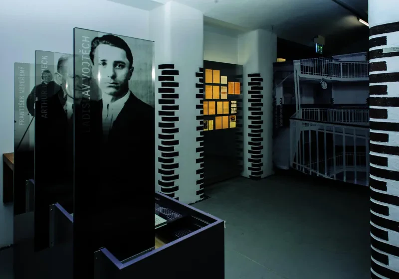 Blick in den Ausstellungsbereich der Gedenkstätte Münchner Platz. ZU sehen sind drei Stehlen mit übergroßen Portraits dreier tschechischer Widerstandskämpfer.