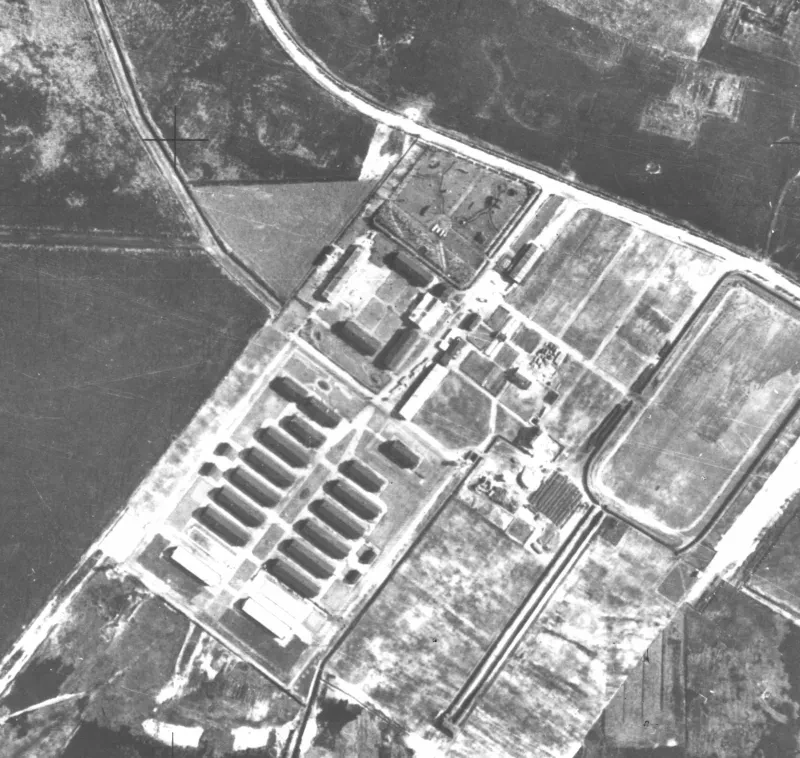 Auf einem Luftbild sieht man 14 Baracken in zwei Reihen, sowie weitere Gebäude.