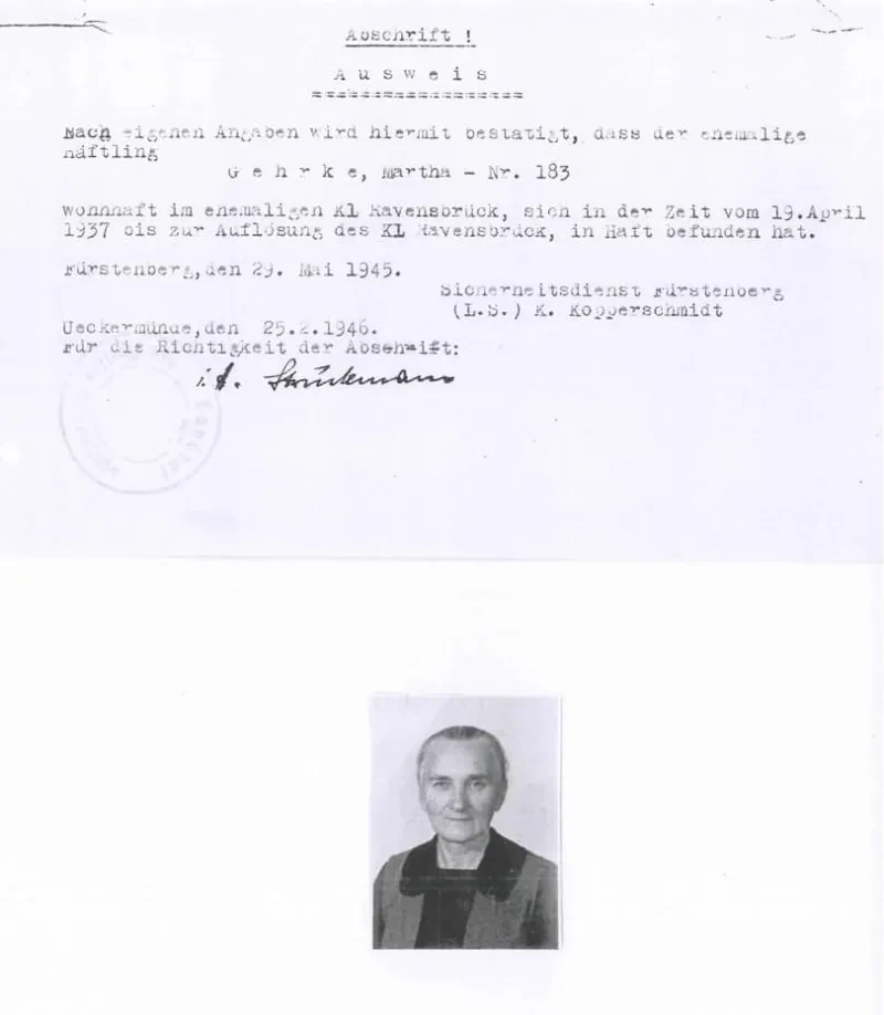 Abschrift eines vom Sicherheitsdienst Fürstenberg ausgestellten Dokumentes, das Martha Gehrke als ehemalige Häftlingsfrau des KZ Ravensbrück ausweist. Mit Paßfoto.