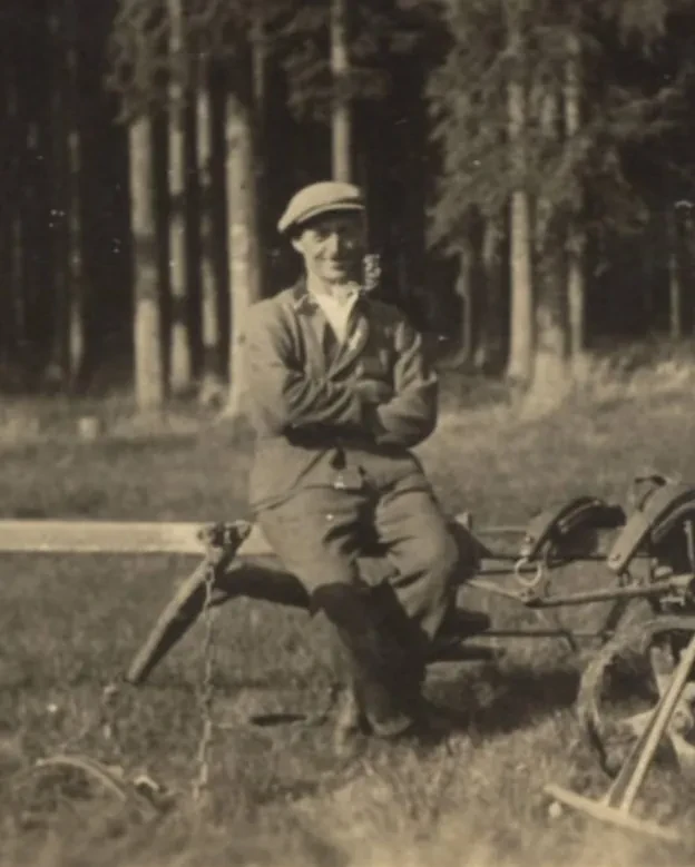 Ernst Avemarg sitzt auf einer landwirtschaftlichen Maschine.