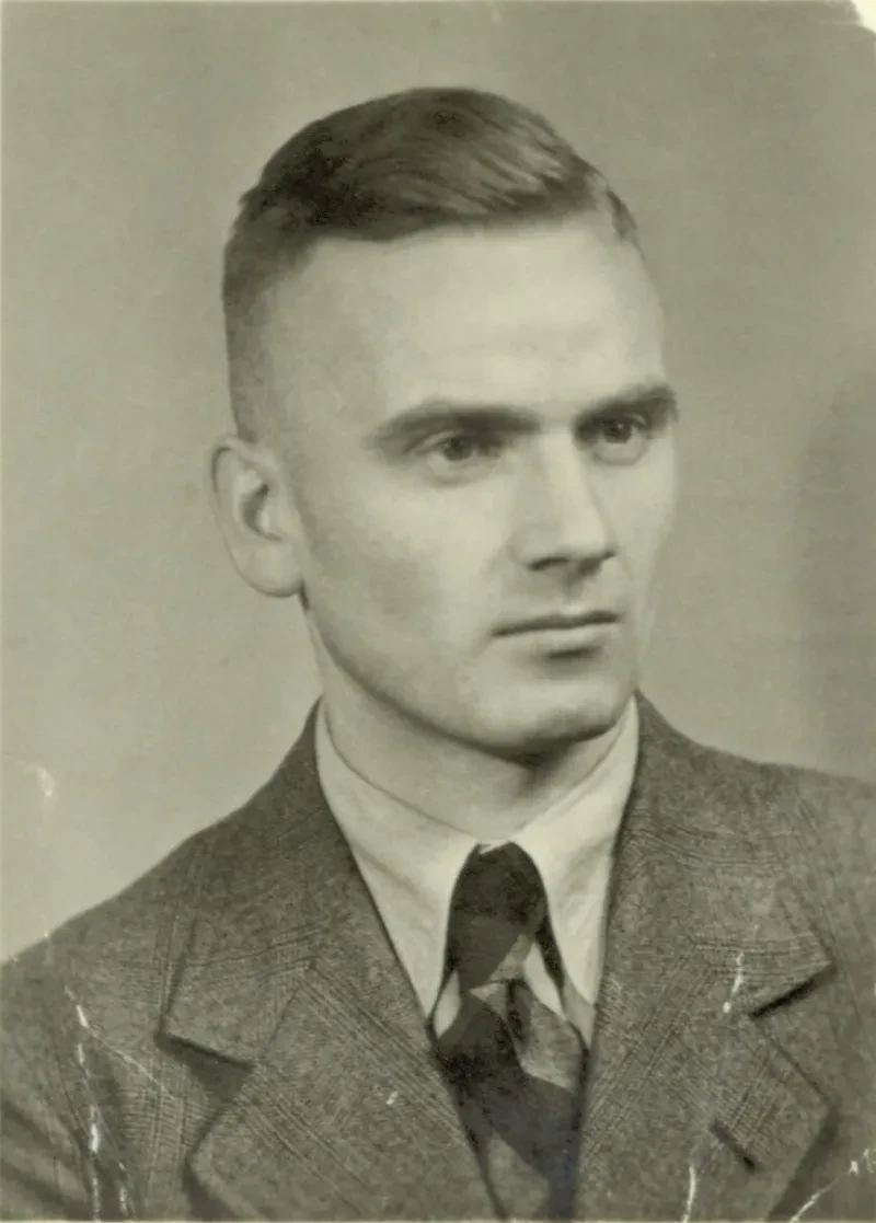 Passfoto von Eduard Bauer als junger Mann.