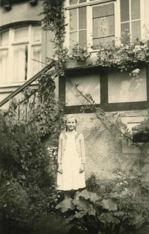 Die Junge Elisabeth Bauroth vor ihrem Elternhaus in Bermbach, um 1933.