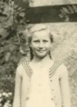Die junge Elisabeth Bauroth steht vor ihrem Elternhaus in Bermbach.