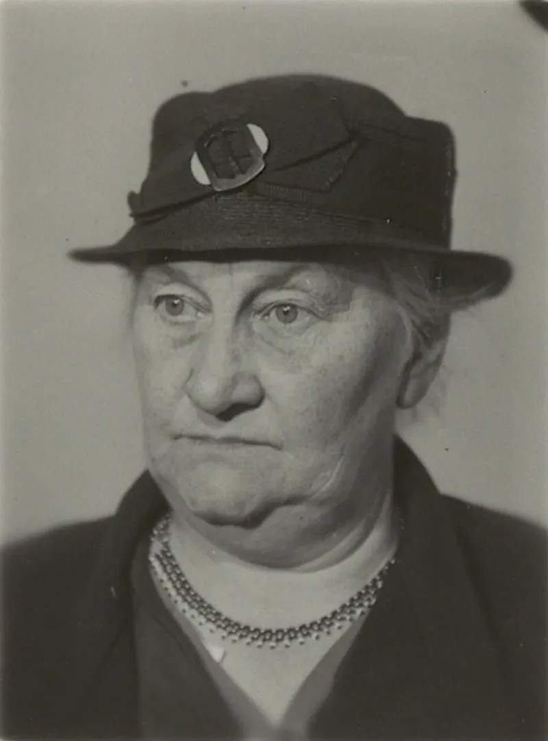 Polizeifoto im Porträt von Emilie Berke 1937