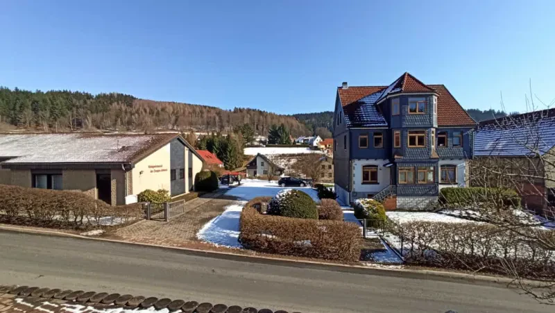 Das Haus Bermbacher Hauptstraße 25 in Bermbach mit dem danebenliegenden Königreichssaal im Winter.