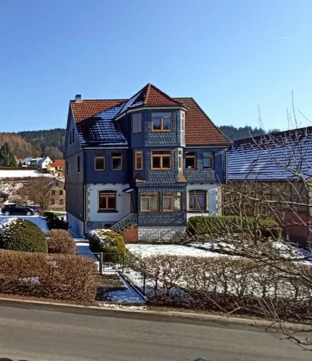 Das Haus Bermbacher Hauptstraße 25 in Bermbach im Winter.