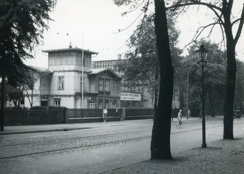 Ein Gebäude des Bibelhauses, das 1947 noch vom DRK genutzt wurde. Davor eine Straße mit Straßenbahnschienen.