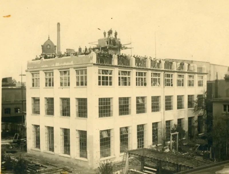 Ein Fabrikgebäude, auf dessen Dach sich die Mitarbeiter des Bibelhauses Magdeburg befinden.