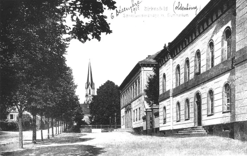 Das Gefangenenhaus (rechts) und die danebenliegende Kaserne in Birkenfeld/Nahe