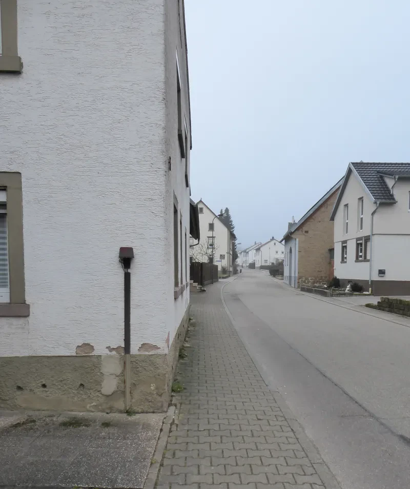 Blick in eine Straße, rechts und links stehen Häuser.