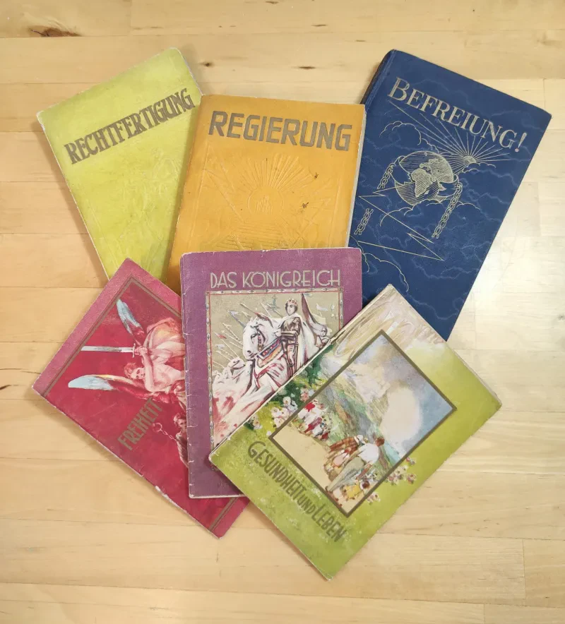 Literatur von Jehovas aus den 1920er und 1930er Jahren.