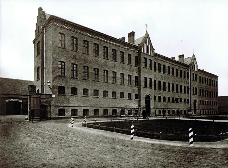 Blick auf ein Zellengebäude sowie auf die Anstaltsscheune des Alten Zuchthaus in Brandenburg an der Havel.