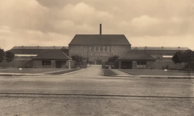 Blick auf den Eingang des Zuchthaus Brandenburg-Görden, Postkarte, 1937.
