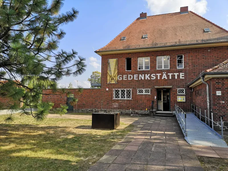 Eingang zur Gedenkstätte Zuchthaus Brandenburg-Görden, im ehemaligen Direktorenhaus, 2022.