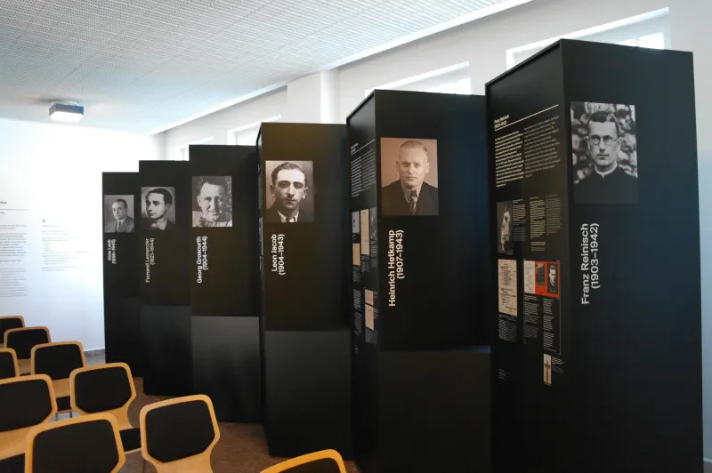 Stele von Heinrich Hetkamp im Gedenkraum der Justizvollzugsanstalt Brandenburg an der Havel, 2020.