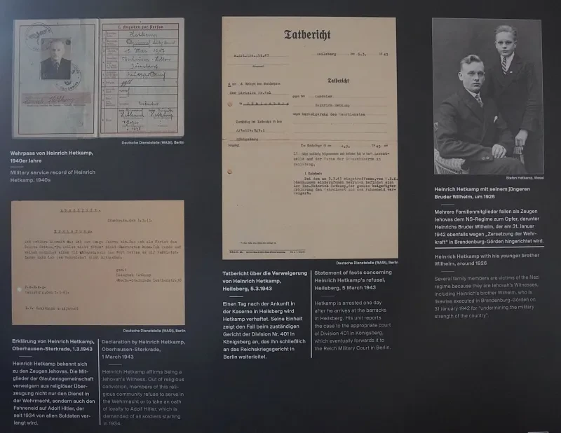 Wehrpass, polizeilicher Tatbericht und persönliche Erklärung von Heinrich Hetkamp zusammen mit einem Foto von ihm und seinem Bruder mit begleitenen Erläuterungen