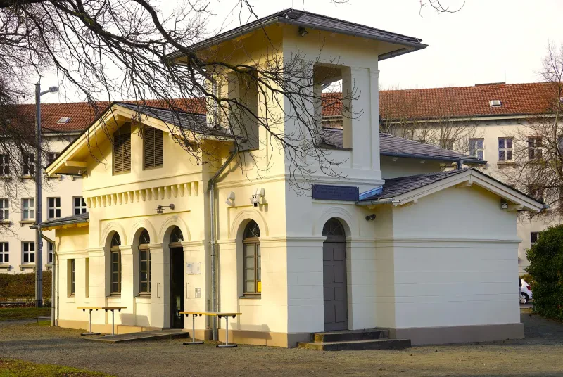 Ein hell gestrichenes ehemaliges Pavillion eines Invalidenhauses wurde zur einer Gedenkstätte umgewidmet.