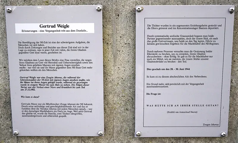 Auf einer Gedenktafel heißt es auszugsweise: „Gertrud Weigle war eine Zeugin Jehovas, die während der Schreckensjahre der NS-Zeit mit eigenen Augen ansehen mußte, wie ihr Mann vor ihren Augen geköpft wurde, während sie gezwungen wurde in eisigem Wasser bis zum Hals zu stehen. Die Folgen dieser Tortur war der Verlust einer Niere und Krankheit bis zum Tod am 27.12.1982.“