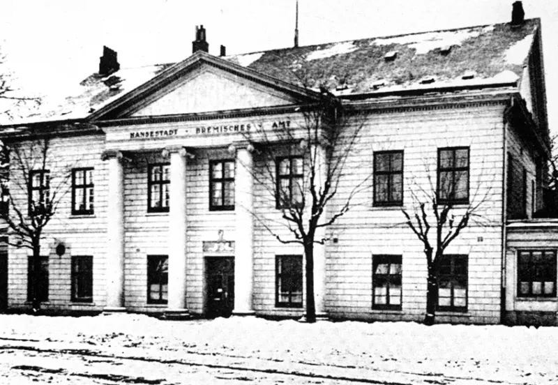Ein Gebäude mit Säulen vor dem Eingang im Winter.