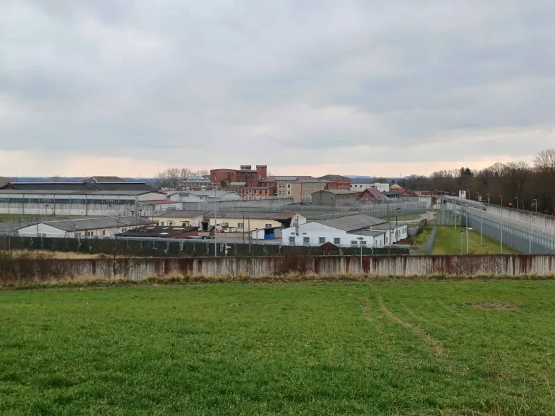 Blick auf die heutige JVA Bützow-Dreibergen, 2024.
