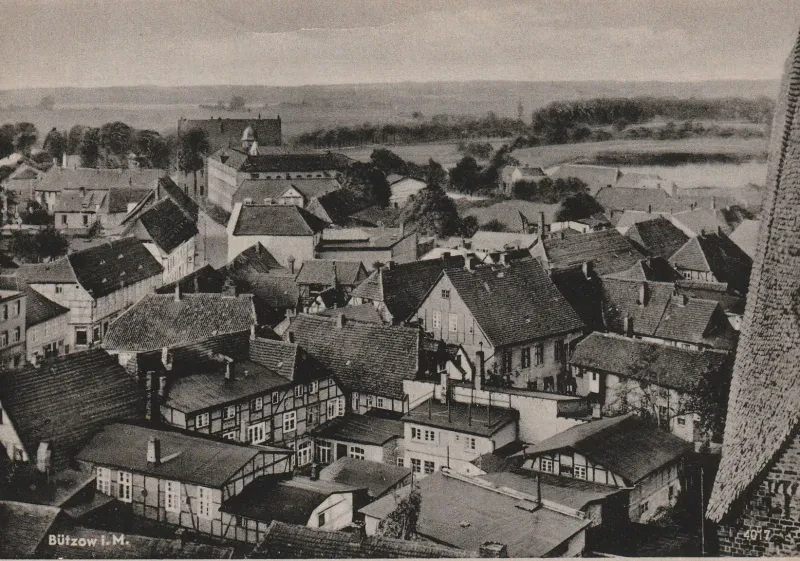 Blick vom Kirchturm auf die Stadt Bützow, hinten das u-förmige Frauengefängnis, dahinter das Bützower Schloss.