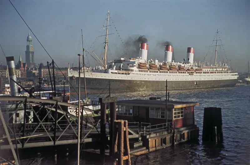 Ein Kreuzfahrtschiff im Hafen. Farbfoto.