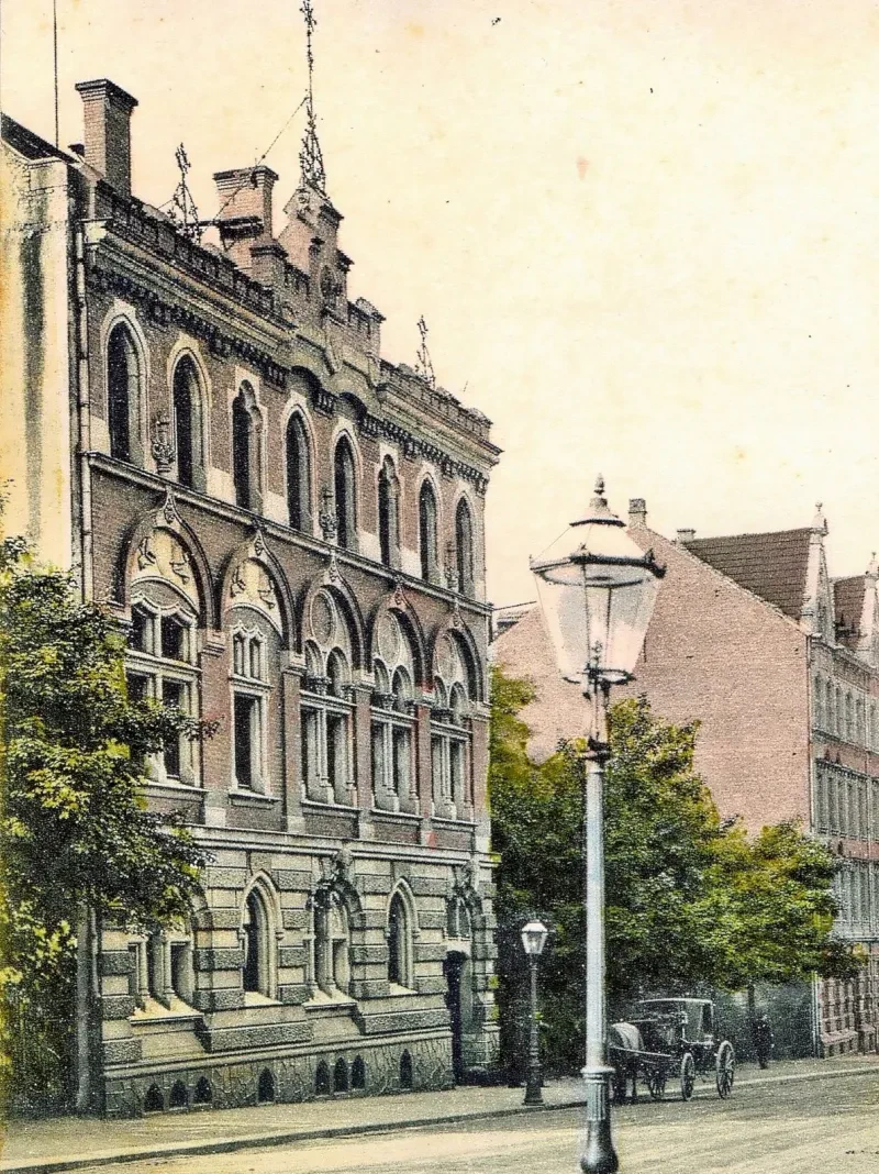 Das Militärgericht Chemnitz, davor eine Kutsche und Laternenpfähle.