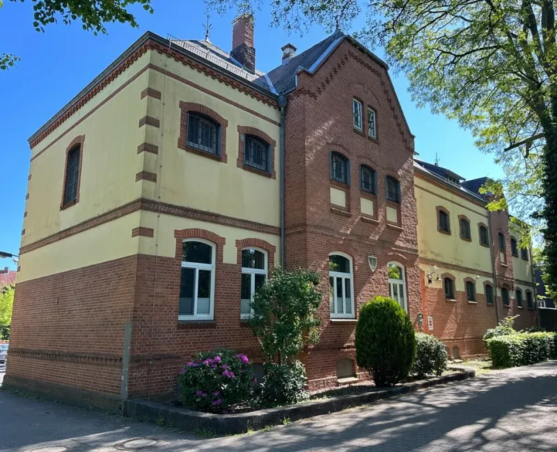 Amtsgebäude, oben sind die Fenster vergittert.
