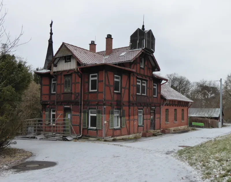 Ein rotes Fachwerkhaus.