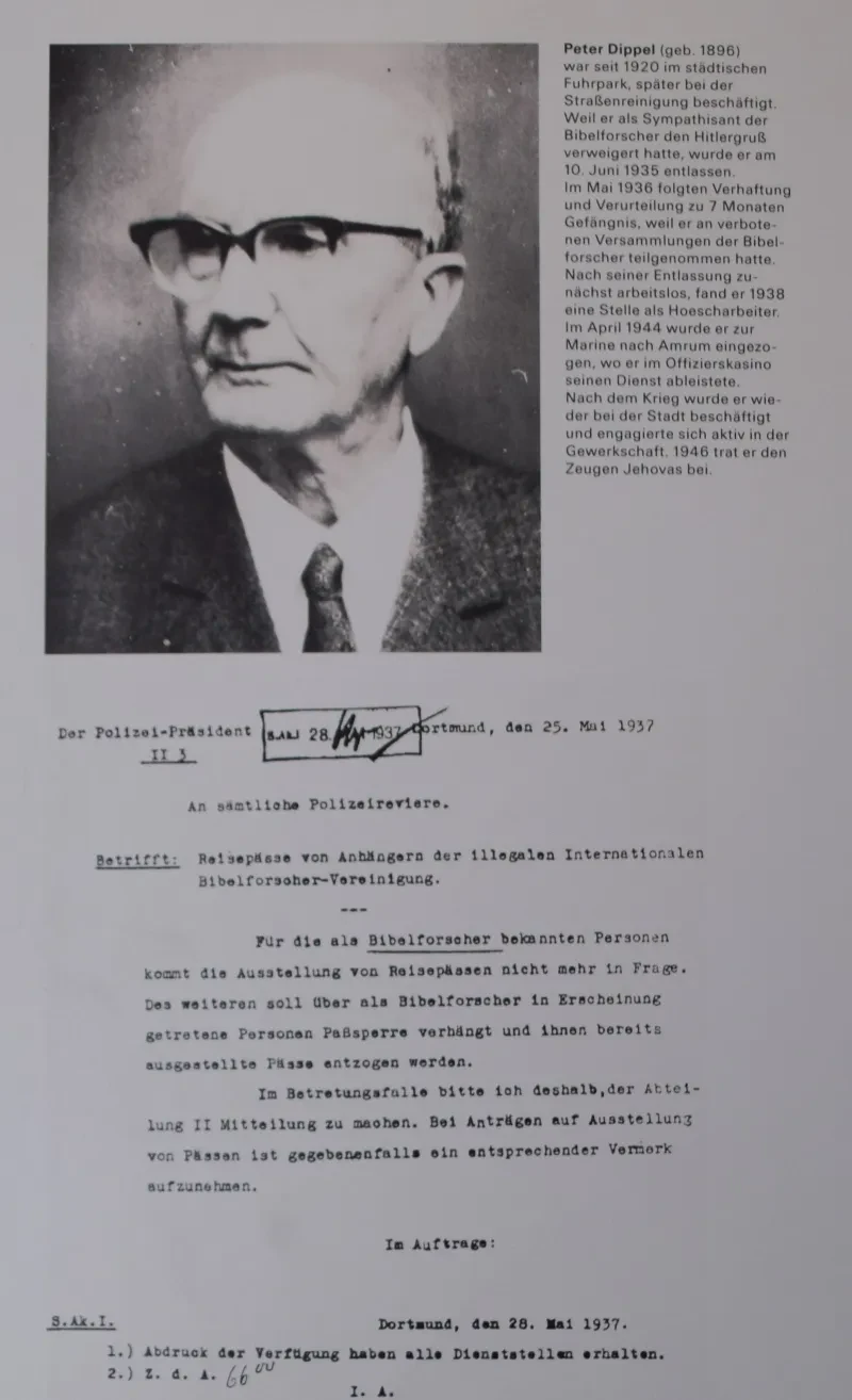 Portrait und Kurzbiografie von Peter Dippel, sowie Rundschreiben des Dortmunder Polizeipräsidenten über eine Passsperre für Bibelforscher.