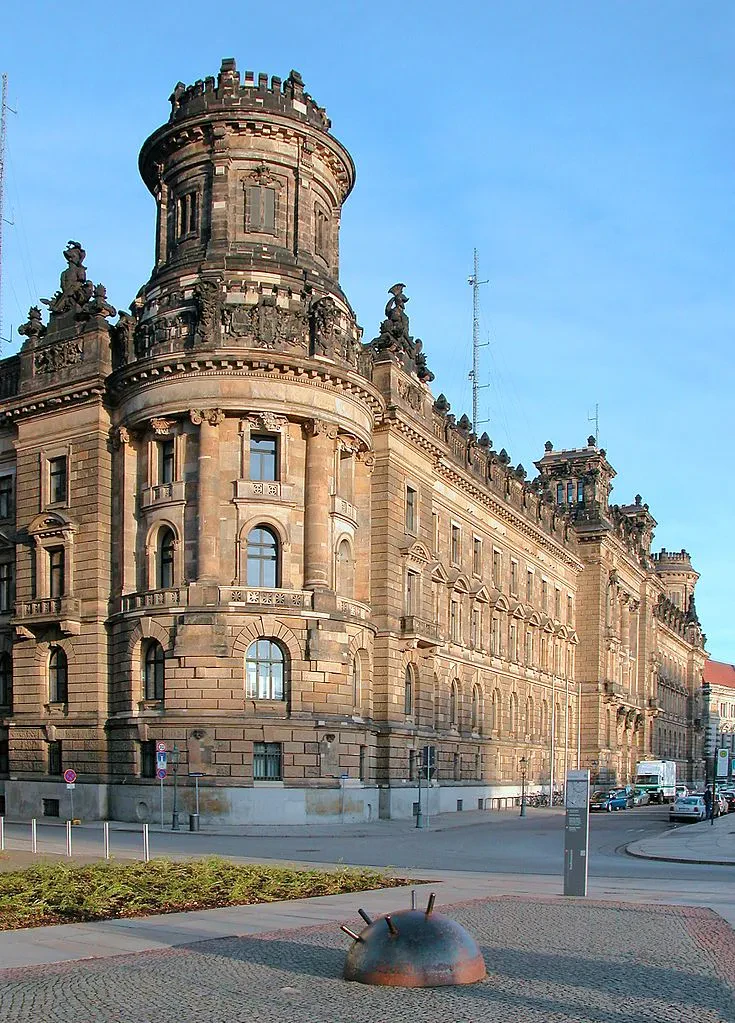 Zwei Rundtürme flankieren die vierstöckige Fassade eines Gebäudes im Stil des Historismus.