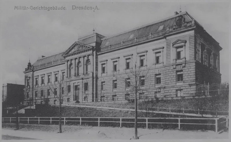 Eine Postkarte zeigt ein klassizistisches Gebäude.